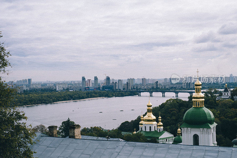 俯瞰基辅城，Pechersk Lavra位于前景。